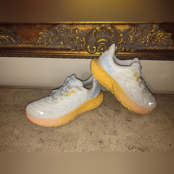 HOKA Arahi 6 Women's Athletic Shoes - Gray and Yellow - Picture 6 of 8